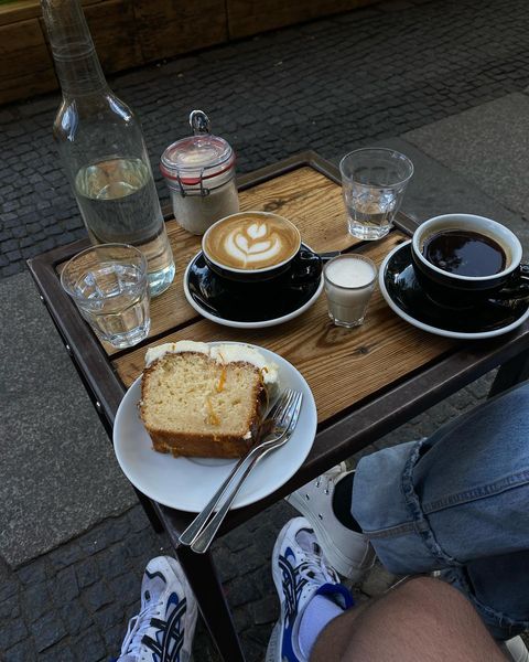 Instagram post by @thepatrickstinson for VanMoof. Caption reads: Anzeige
Taking my babe for a ride 🚲
@vanmoof....