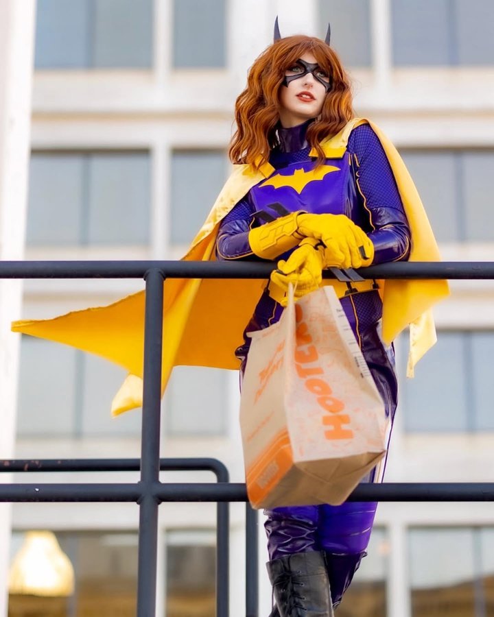 Instagram post by @xkirakelly for Hooters. Caption reads: What’s your comfort food? 🍽️

There’s 4 kids in....