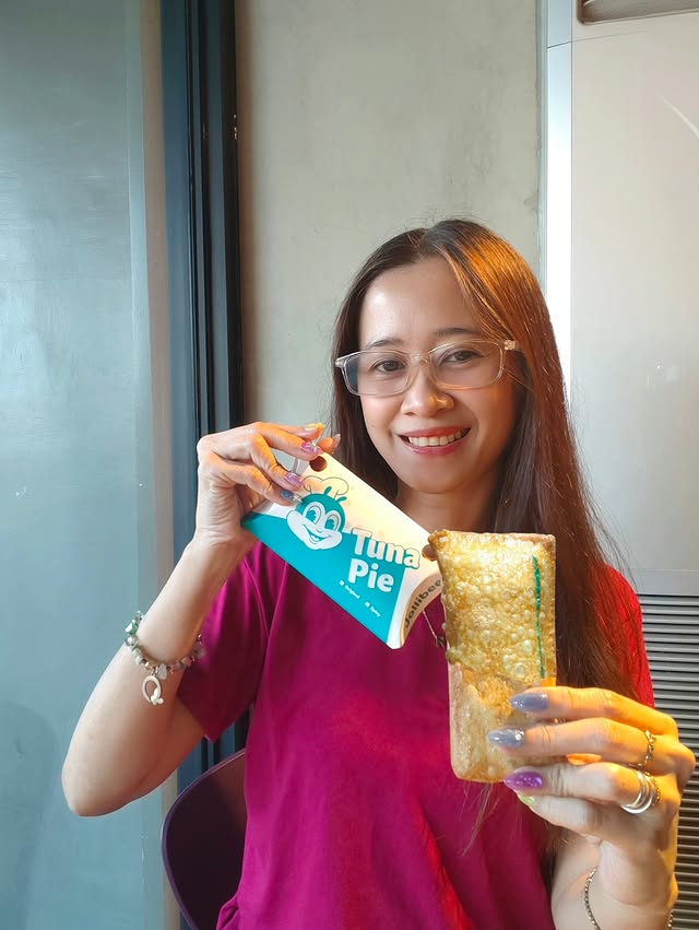 Instagram post by @majlifeblogs for Jollibee. Caption reads: [...] sa meat. Do you know that when you buy....