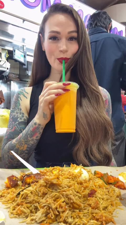 Instagram post by @janiedevours for Expedia. Caption reads: [...] food tour in Singapore 🇸🇬 Booked on....