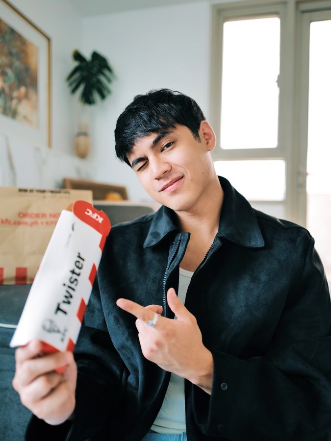 Instagram post by @emiliobdaez for KFC Philippines. Caption reads: [...] grateful to the amazing @kfcphilippines team....