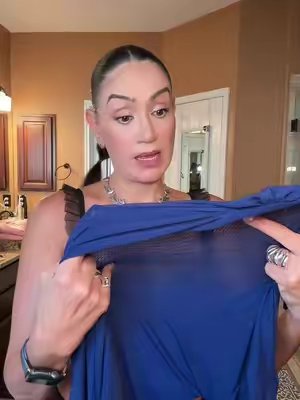 TikTok post by @brisalaregiacharl for CAKES body. Caption reads: [...] #bra #moda #sexy #mujeres @CAKES Body.