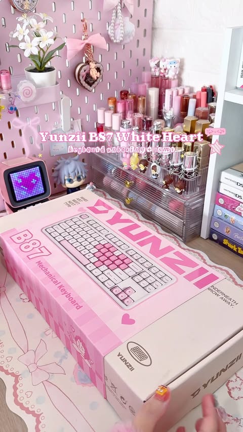 Instagram post by @peachyasay for Yunzii. Caption reads: ∗ ˖࣪ 𐙚 ˚₊ · @yunzii_keyboard B87 White Heart 𐚁⊹࿐....