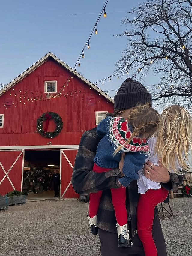 Instagram post by @sophia_illich for Beyond Yoga. Caption reads: Cozy season with the family in @beyondyoga
♥️🍒🧣....
