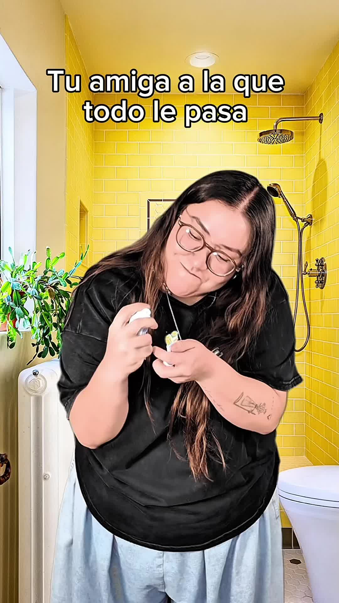 TikTok post by @irmabarragaan for Mercado Libre. Caption reads: ¿Por qué les pasa de todo? Tú también evítate....