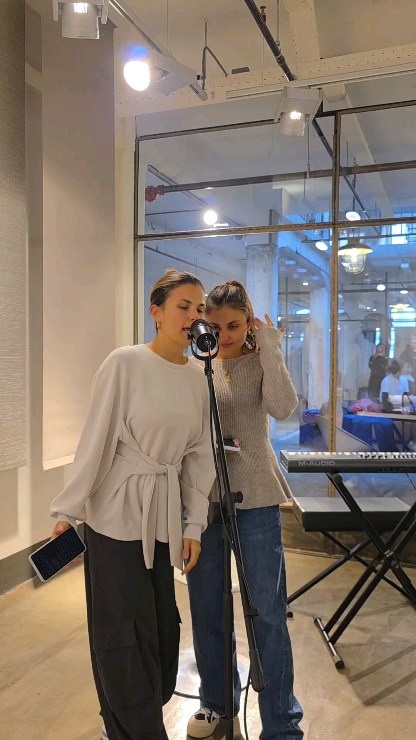 Instagram post by @louisa_masciullo for Samsung Germany. Caption reads: [...] mit #GalaxyS26Ultra und @samsunggermany. Wir....