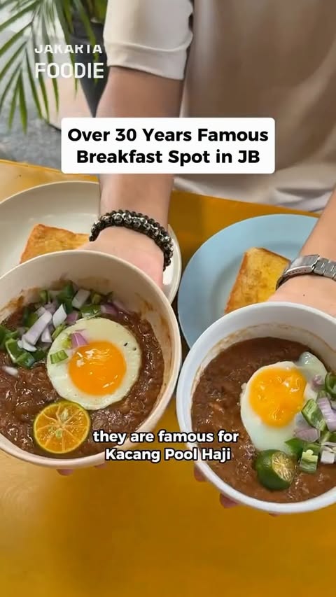 Instagram post by @sabah.foodie for Darlie Thailand. Caption reads: Over 30 Years Famous Breakfast Spot in JB! 🔥 This....