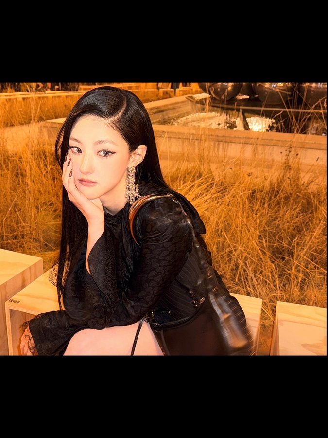 Instagram post by @kissoflife_s2 for ISABEL MARANT. Caption reads: Paris Girl✨🇫🇷

#KISSOFLIFE #키스오브라이프 #KIOF....