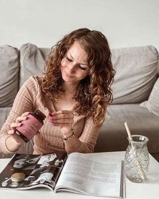 Instagram post by @malaami for Mybestpharm. Caption reads: Latem nasza skóra, włosy i paznokcie wymagają....