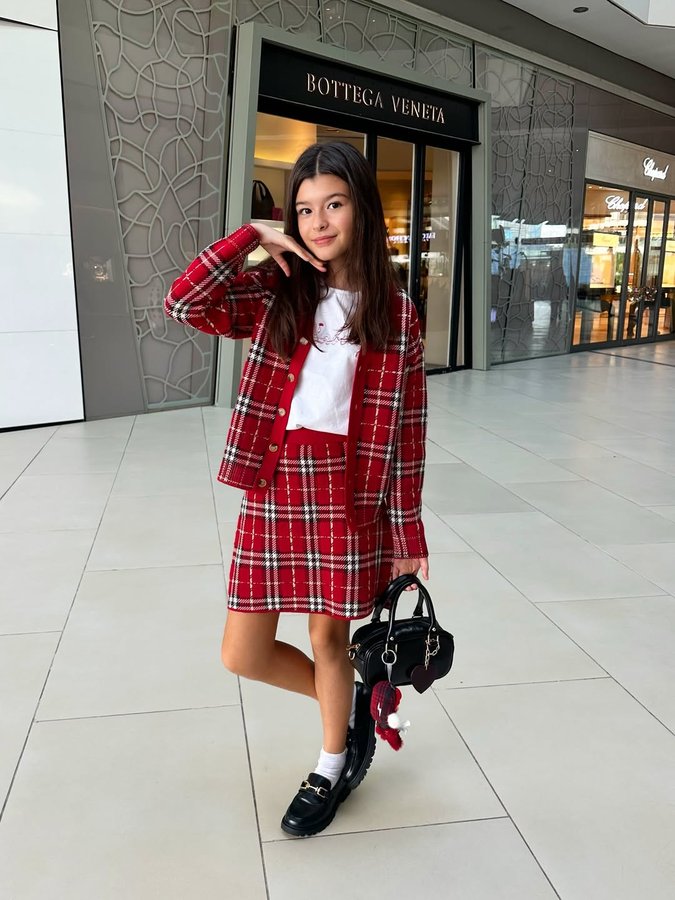 Instagram post by @mayabasol for Burberry. Caption reads: ❤️❤️❤️ 

#reklam.