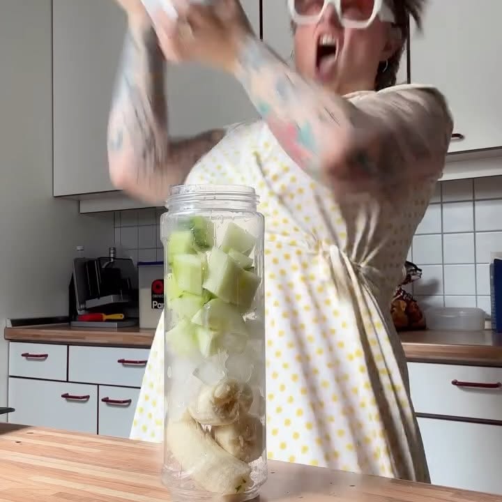 Instagram post by @kim_____hoss for Oatly. Caption reads: Der „Banurkly“ – Mein liebster Sommer Smoothie mit....