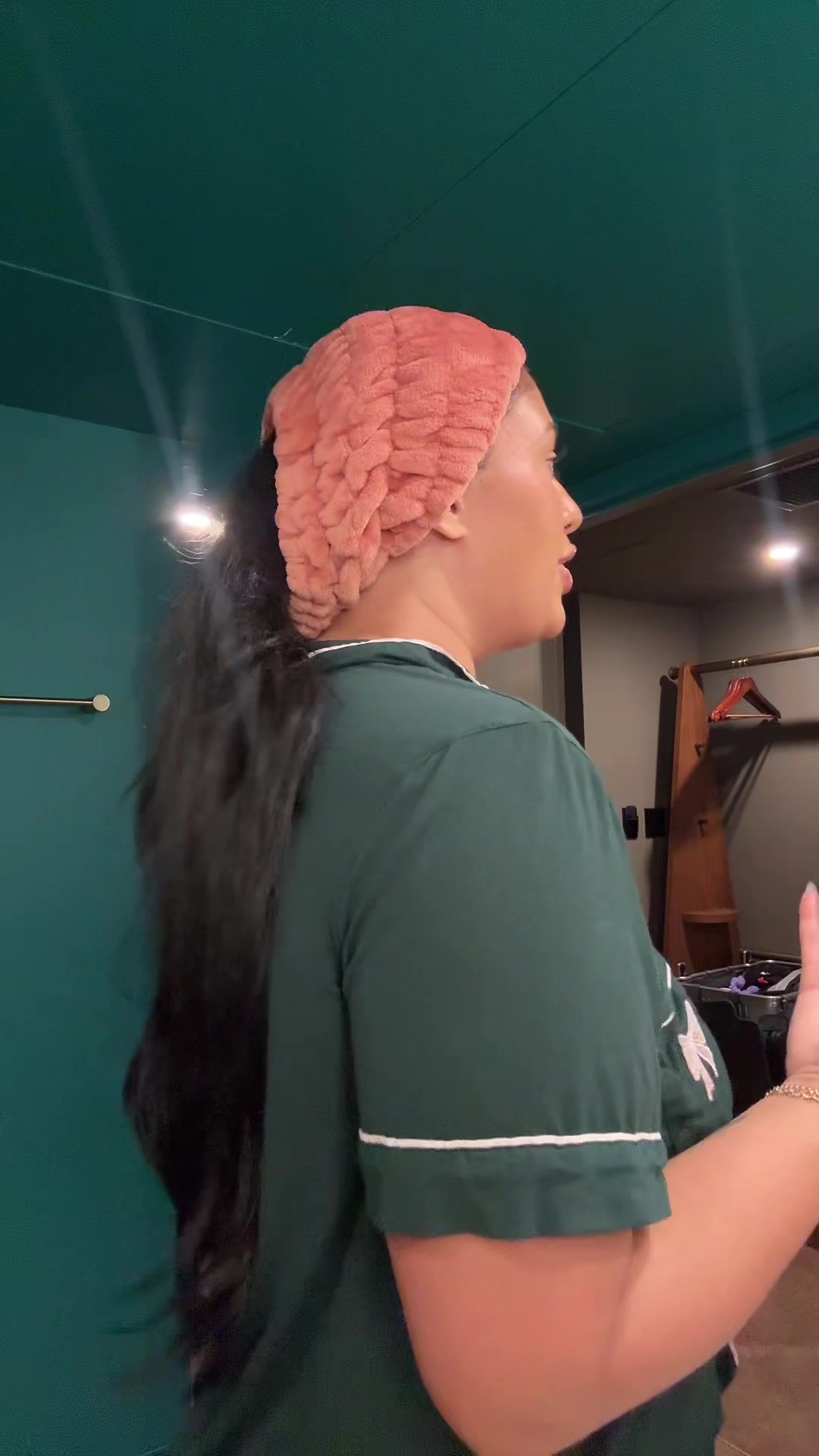 TikTok post by @brooklynreviewsxoxo for Kitsch. Caption reads: [...] 👏🏽👏🏽 a spa headband for us!! @Kitsch....