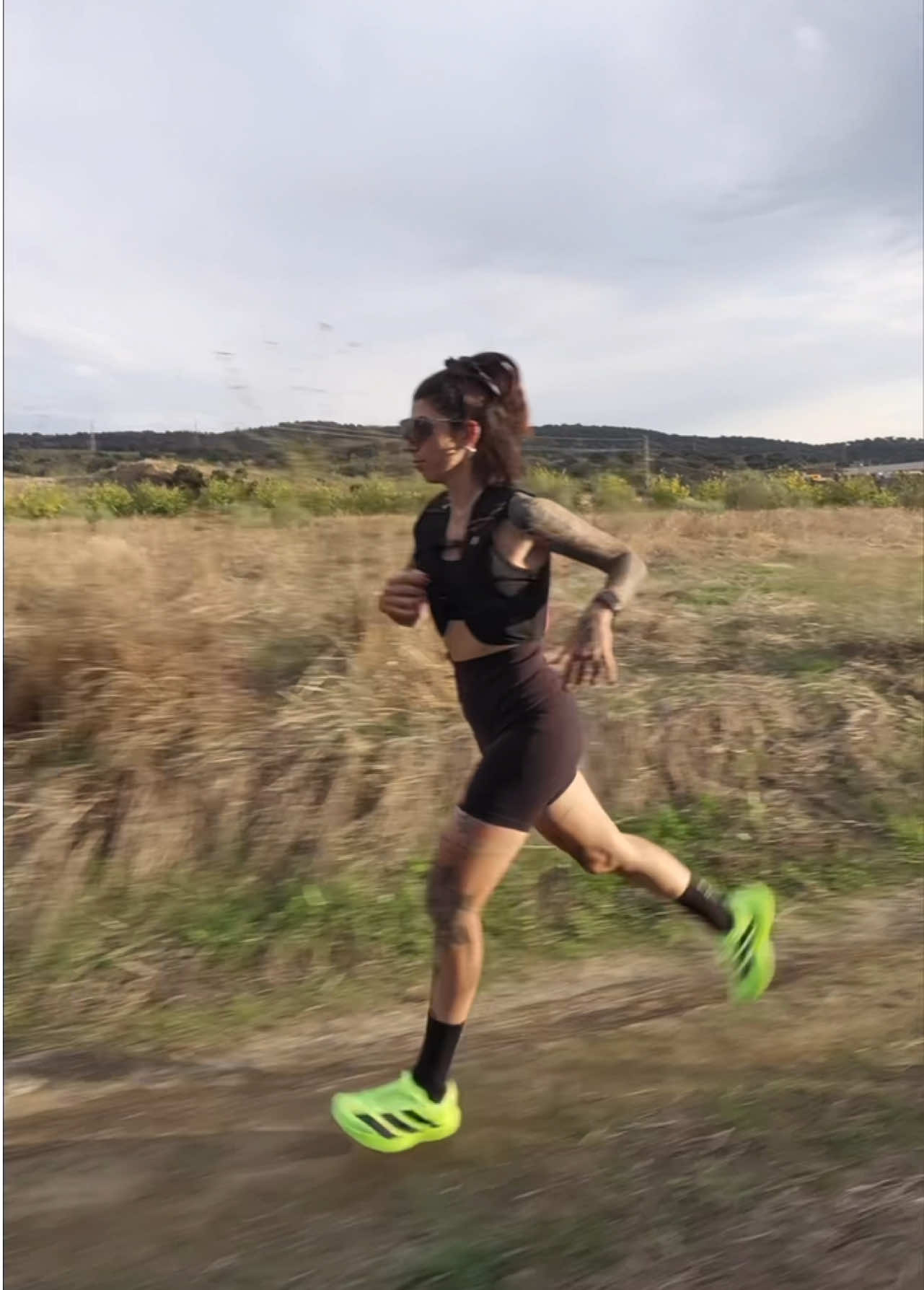 TikTok post by @anita_gonzale.z for HOVERAir. Caption reads: [...] en todo que hago 🛸 🥰 Ahora HOVERAir en el....