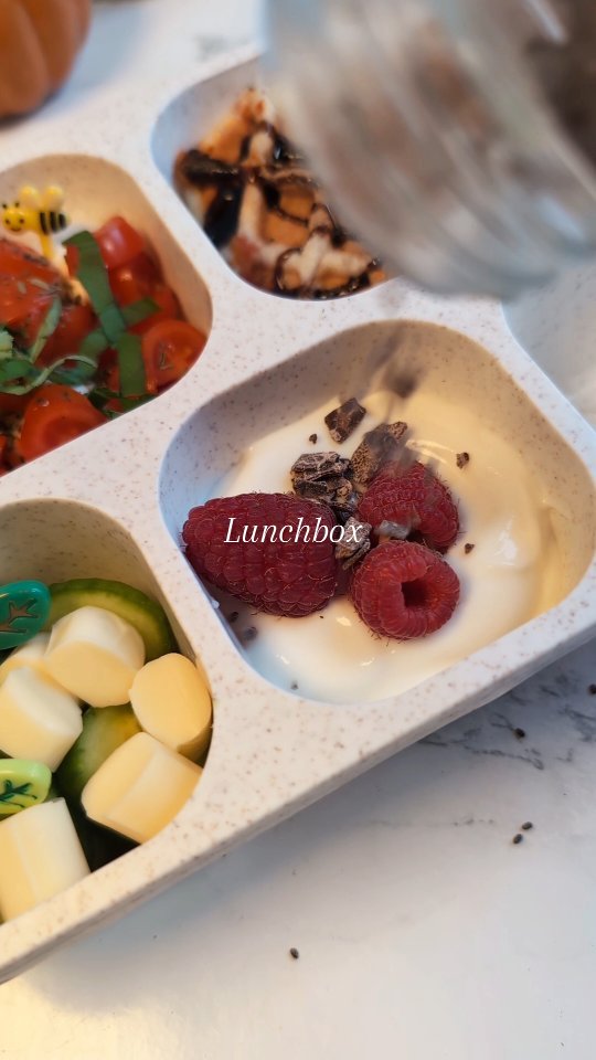 Instagram post by @vera.shome for Prozis. Caption reads: Pack my lunch with me 🧀🍓🧇....