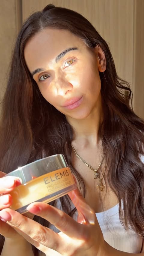 Instagram post by @sallosio for ELEMIS. Caption reads: [...] all the makeup away with the iconic @elemis....