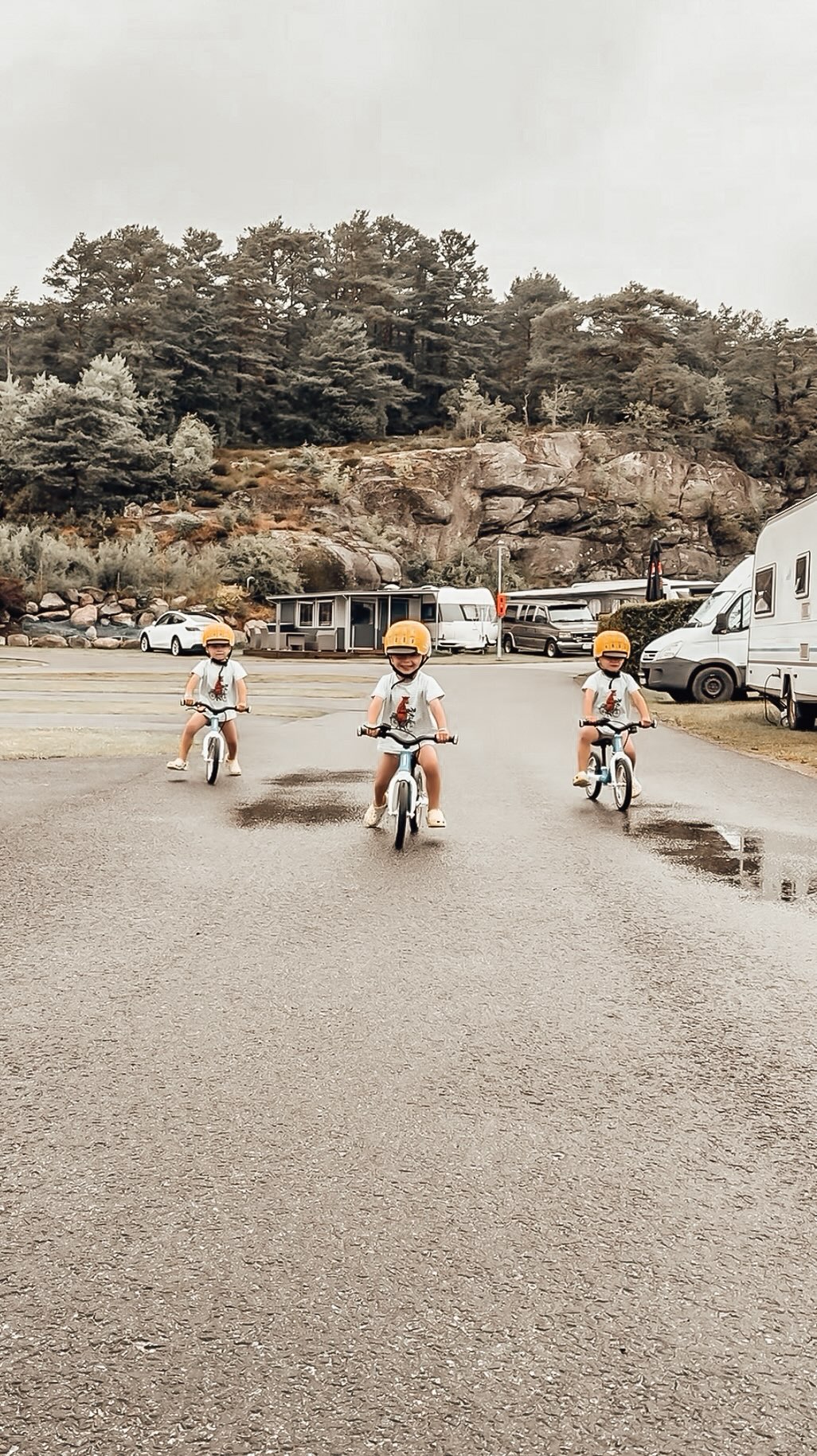 Instagram post by @jjungebrant for Woom Bikes. Caption reads: Regnet hann knappt lägga sig innan grabbarna var....