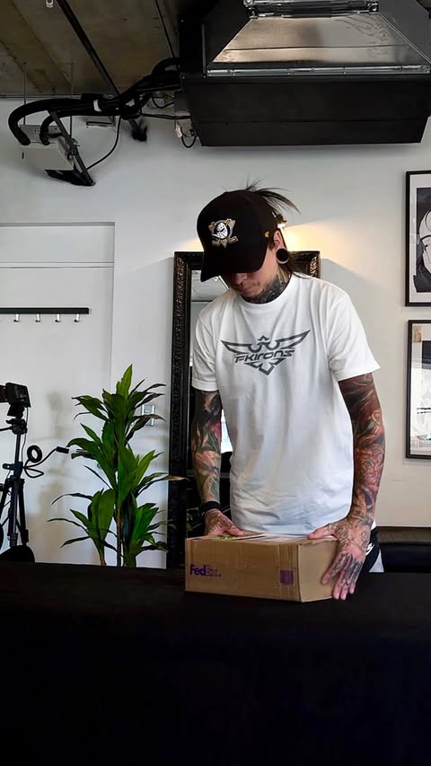 Instagram post by @hamstter for Fkirons. Caption reads: Unboxing 📦 @fkirons Flux Max Stealth 4.0 🤍
Truly....