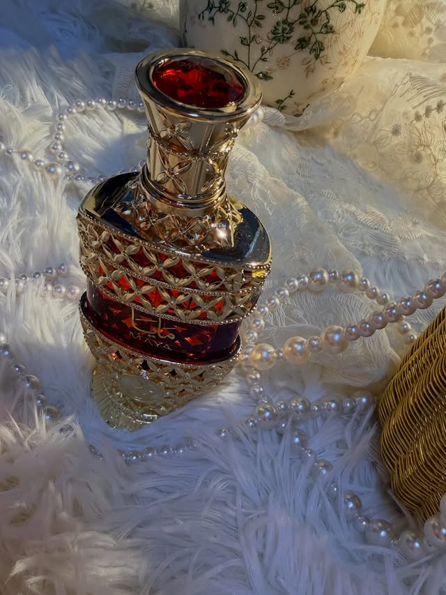 Instagram post by @modest_fashionista_uae for Khadlaj Perfumes. Caption reads: @khadlajperfumes @khadlajsquad #sotd [...].