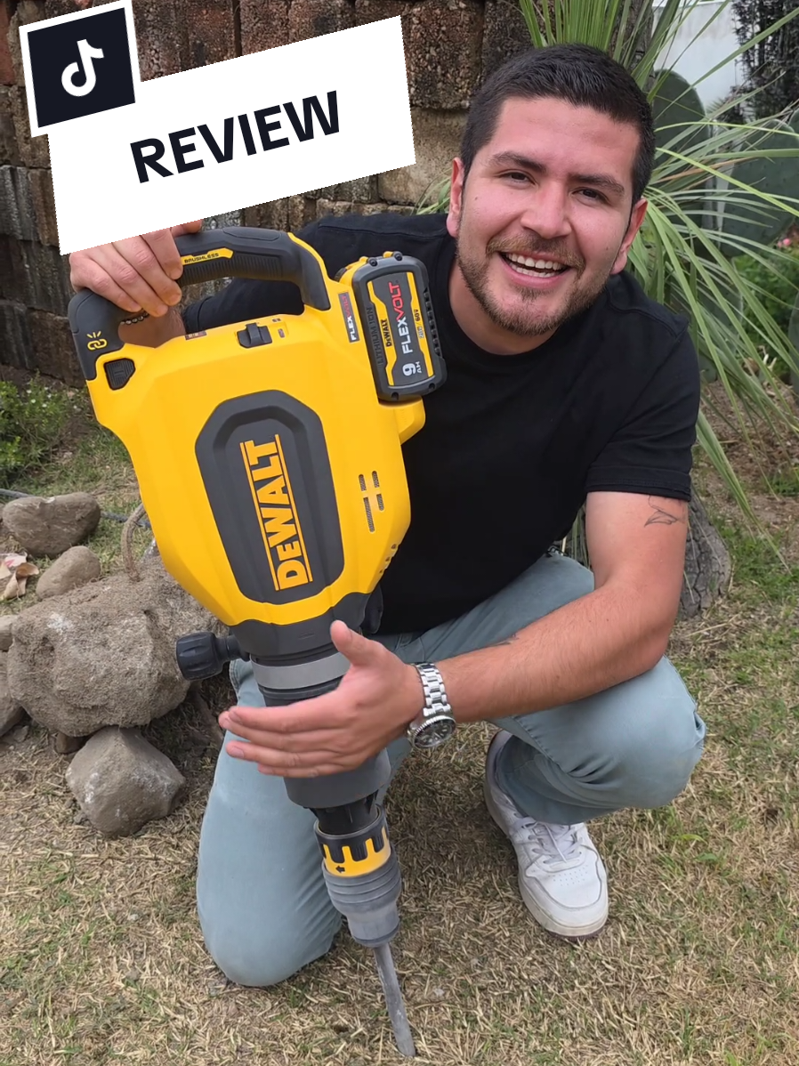 TikTok post by @artosketch for DEWALT. Caption reads: PODEROSO DEMOLEDOR DEWALT DCH911B 👷🏻 ....