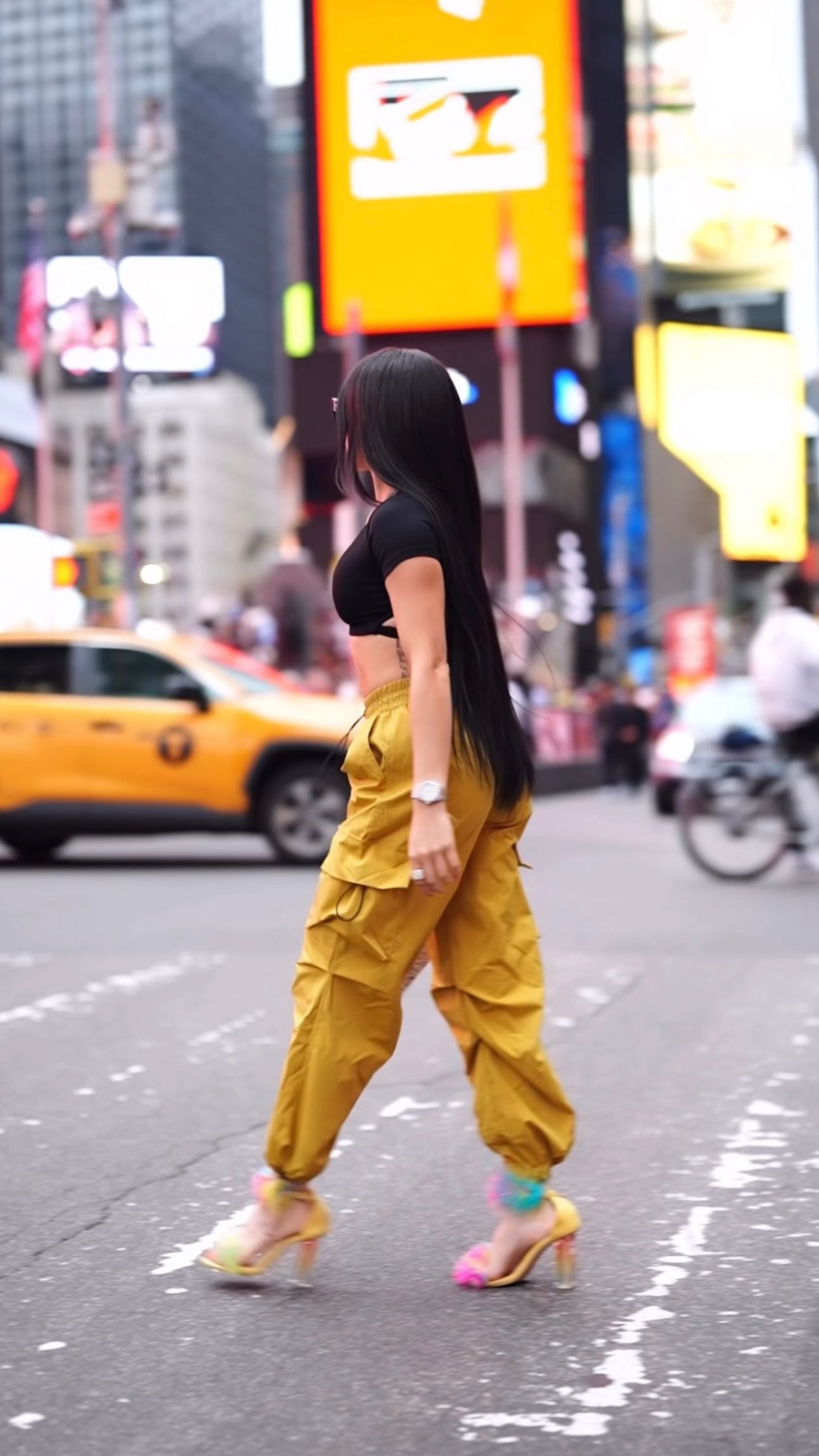 Instagram post by @kntvidot for ShoeDazzle. Caption reads: Hellow NY 💛 #happyweekend.