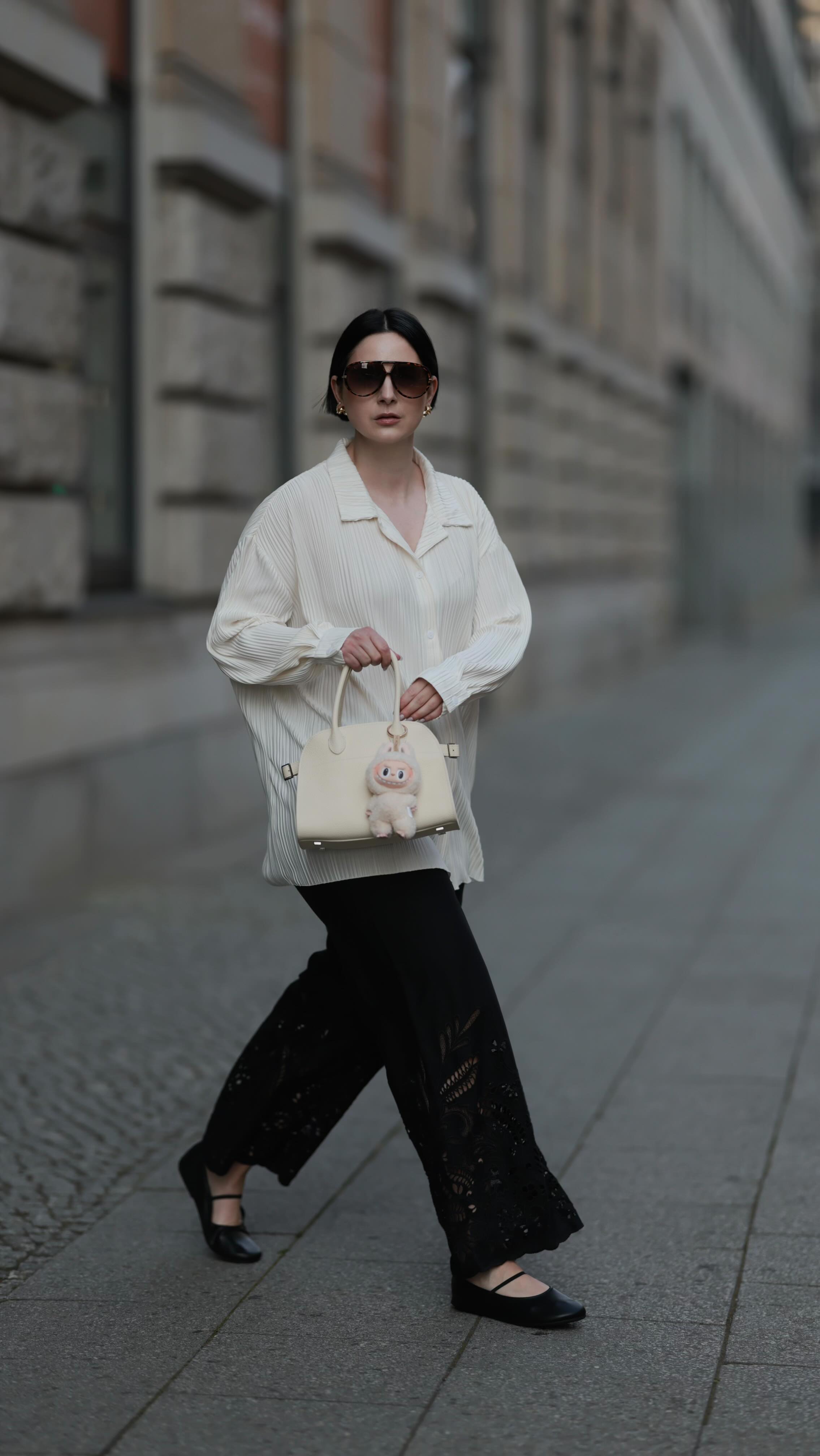 Instagram post by @fashionstylistmb for 4th & Reckless. Caption reads: ad/werbung buttery creamy staple 🍨 #streetstyle....
