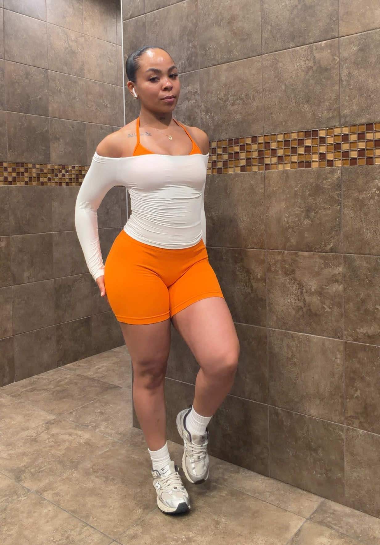 TikTok post by @chynarice for Aurola US. Caption reads: Another day another cute gym set 🧡@AUROLA #aurola....