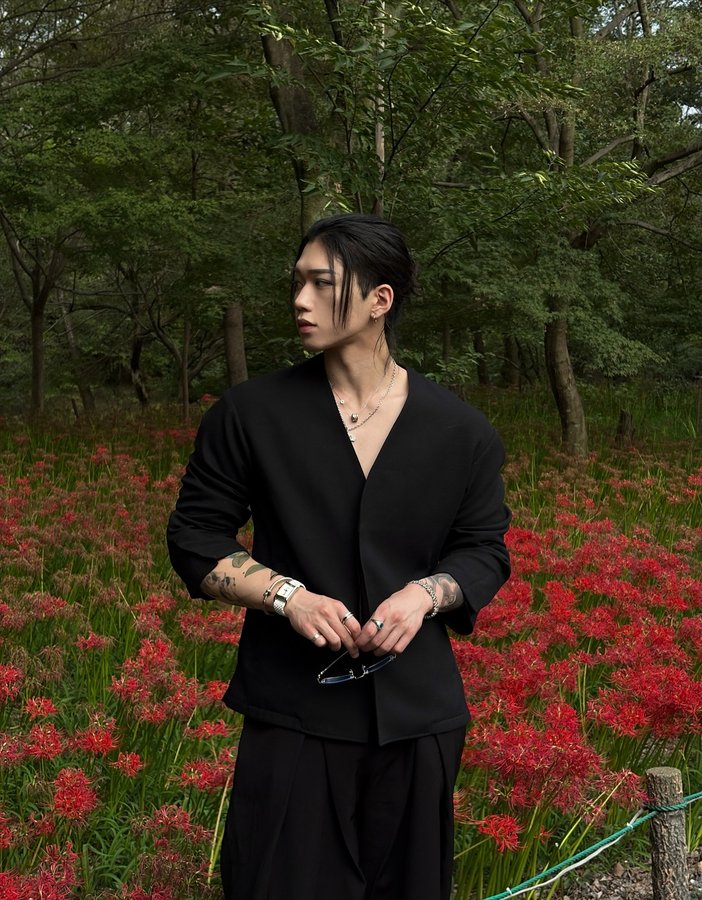 Instagram post by @k.n_186 for TOM FORD. Caption reads: 🖤🧠📿.