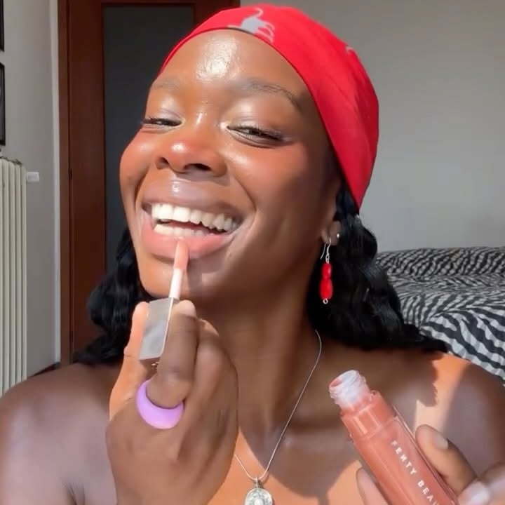 Instagram post by @omosapiens.xy for FENTY BEAUTY BY RIHANNA. Caption reads: I GLOSS BOMB MI HANNO RUBATO IL CUORE, VOI LI....