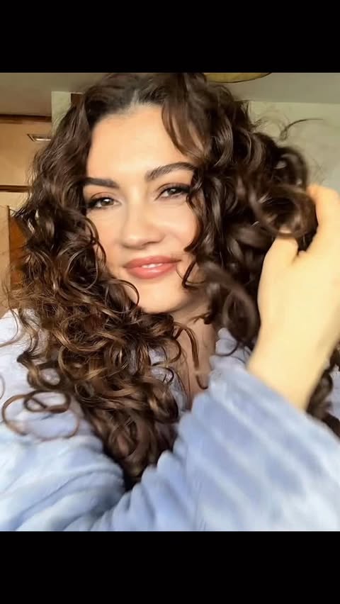 Instagram post by @hamiyetakpinar for Cozy Cosmetics. Caption reads: [...] Sculp me Allık Cheeky sun....