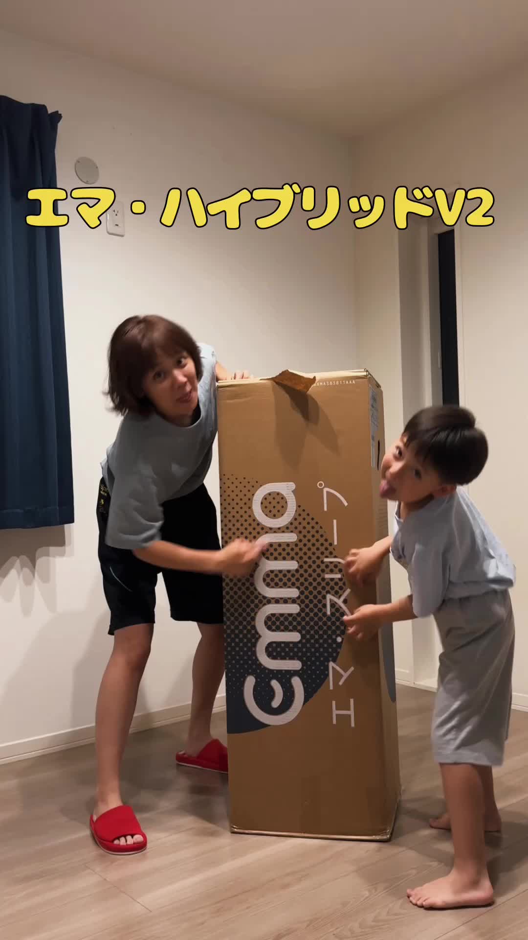 TikTok post by @aikaeito for Emmasleepjapan. Caption reads: 腰痛が楽になりました！クーポンコードaika2405立川、横浜、越谷レイクタウン、ららぽーと堺のリビ....
