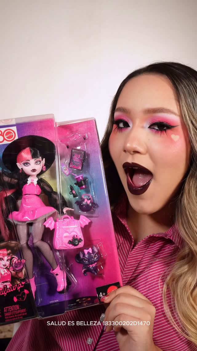 Instagram post by @bydaany for Monster High. Caption reads: Maquillaje inspirado en DRACULAURA de MONSTER HIGH....