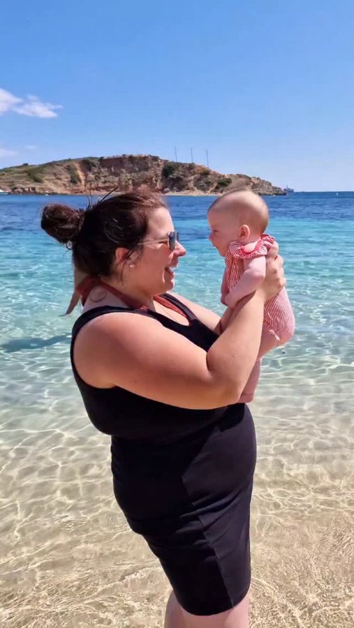 Instagram post by @vanessa93_x for Luxury Escapes. Caption reads: Embrace or Escape - check out Luxury Escapes....