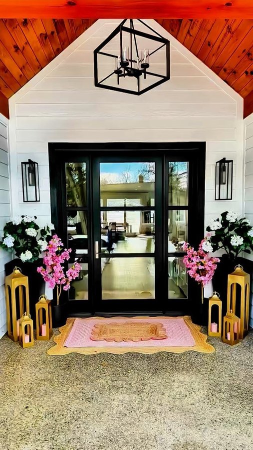 Instagram post by @theshannykate_style for CG Hunter. Caption reads: [...] #outdoorspace #springdecor @cghunterhome.