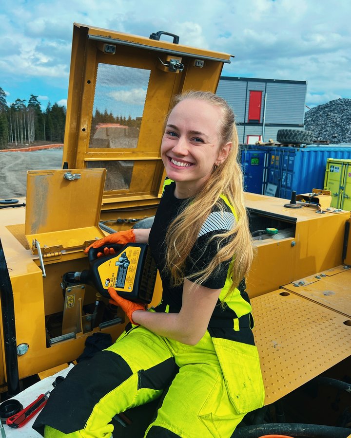 Instagram post by @gulbloggen for Blåkläder. Caption reads: 🇬🇧English caption below🇺🇸

Ikke lenge til....