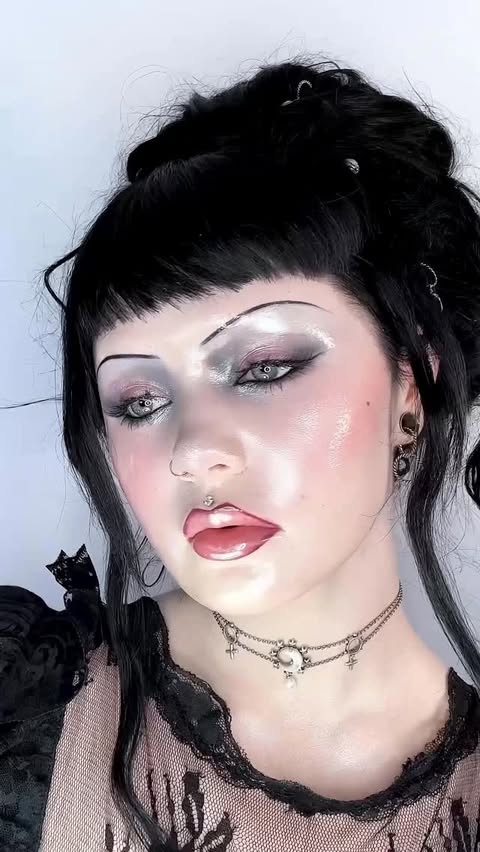 Instagram post by @vocallyshook for Blend Bunny Cosmetics. Caption reads: [...] Very Vanta creamy kohl liner *....
