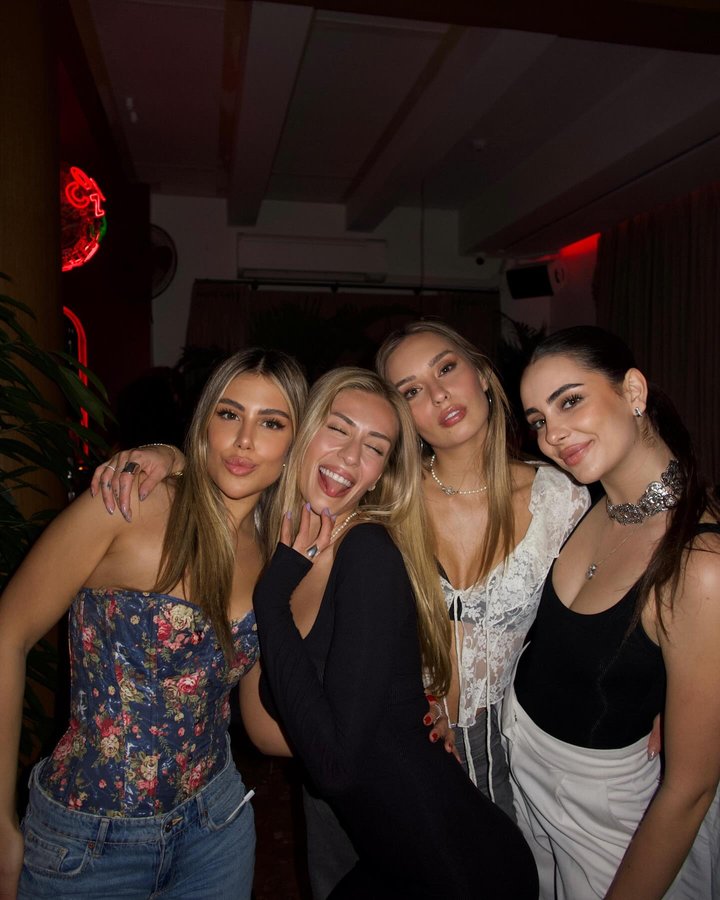 Instagram post by @nazzsahiinn for LES BENJAMINS. Caption reads: When all your friends are hot af....