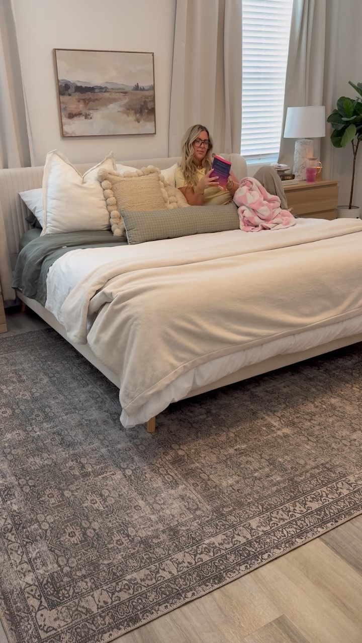 Instagram post by @its.lauren.hunt for Cariloha. Caption reads: Our room is my retreat space, away from the....