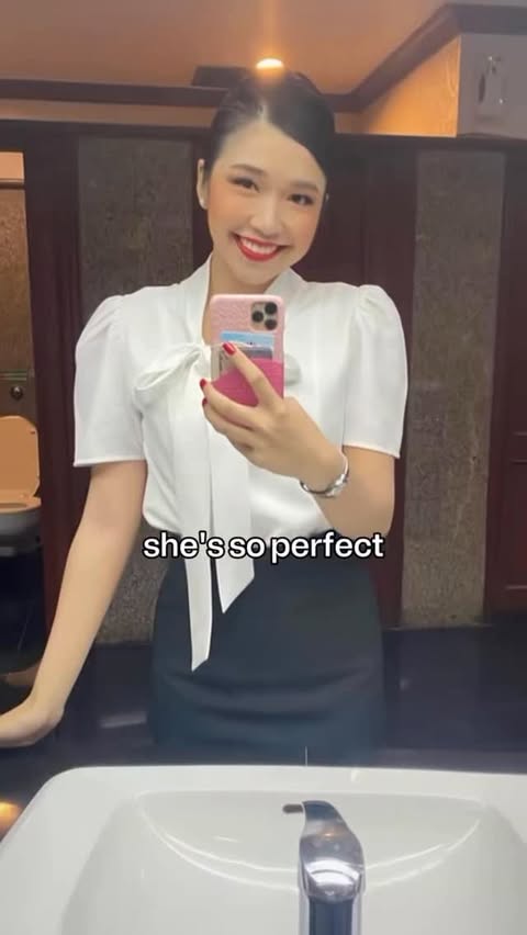 Instagram post by @ernearnnch for Qatar Airways. Caption reads: [...] @qatarairways #qatarairways #cabincrew [...].