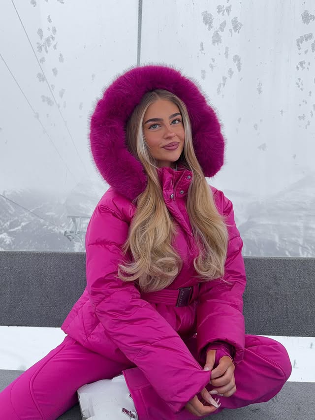 Instagram post by @hollyjai for boandtee. Caption reads: the slopes were calling🤭🎀🎿❄️
@boandtee Ski:....