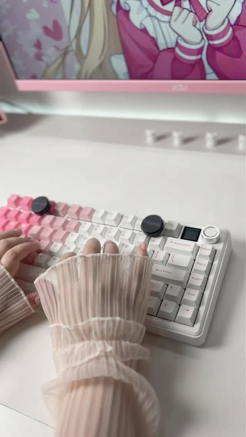 Instagram post by @bella.nyax for Epomaker. Caption reads: [...] matched my setup perfectly? keeb:....