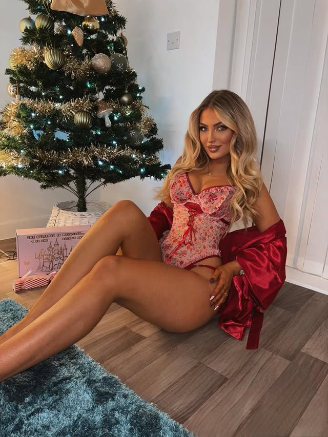 Instagram post by @tamzinpearn for LILIOSA LINGERIE. Caption reads: Christmas came early with this @liliosalingerie....