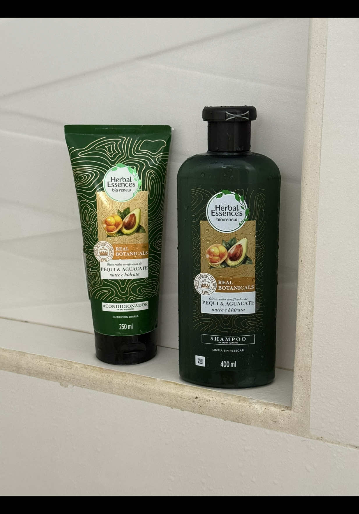 TikTok post by @anitabueso_ for Herbal Essences LA. Caption reads: [...] #HerbalEssencesHonduras #Publicidad @Herbal....