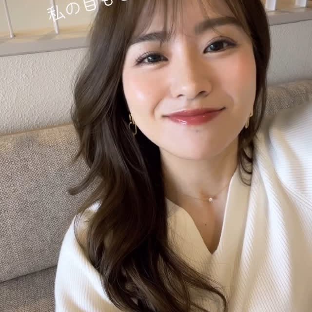 Instagram post by @marie_soda_ for Axxzia. Caption reads: 30代に突入し
目もとが気になっていて
周りの方がよく使われていて良さそうだったので
目もと用美顔器....