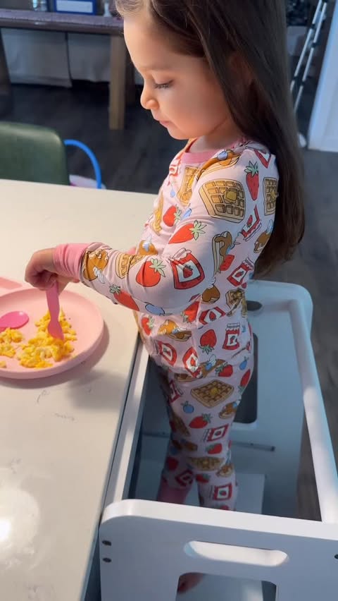 Instagram post by @jennababiolakis for Caden Lane. Caption reads: [...] I’m sold 🤍
These bamboo PJs from @cadenlane....