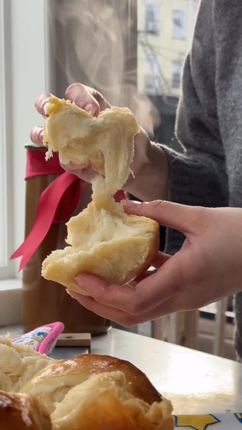 Instagram post by @justine_snacks for Lodge Cast Iron. Caption reads: [...] I love it), you can find the info on....