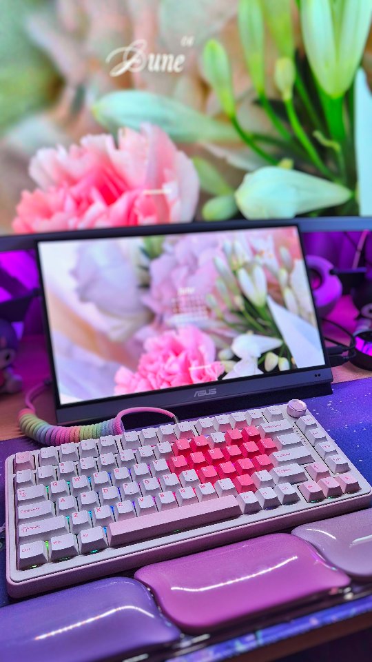 Instagram post by @sleepy.kuromi for Yunzii. Caption reads: The B75 Pro in white from @yunzii_keyboard is....