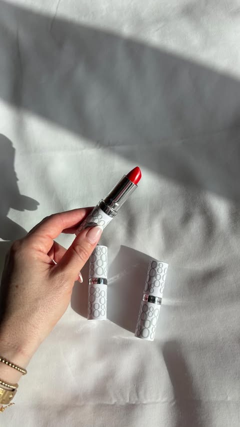 Instagram post by @gemmaalster for Elizabeth Arden. Caption reads: [...] lips are soft and smooth with the....