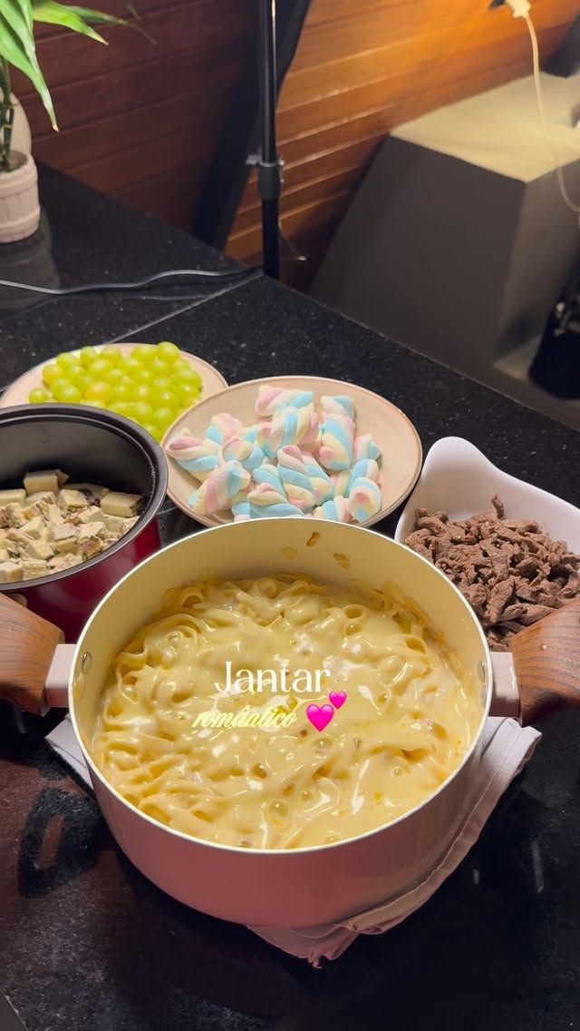 Instagram post by @rafaa.mmz for Mercado Livre. Caption reads: Jantar romântico no chalé 🤩💖 #jantar #romantico....