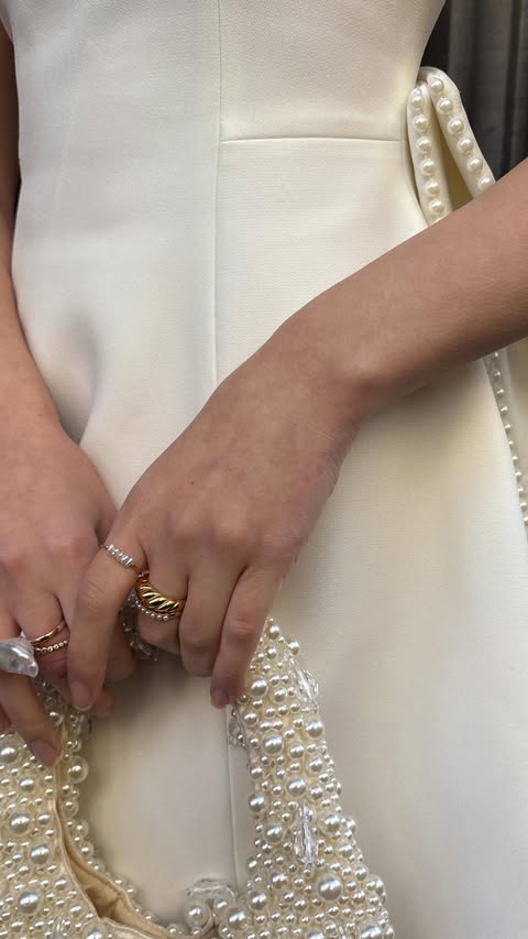 Instagram post by @notessie for Meshki. Caption reads: [...] @babyboofashion, bag from @meshki....