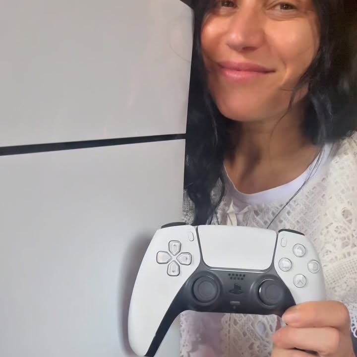 Instagram post by @cristinascabbia for Playstation. Caption reads: Il mio amore per #PlayStation è ♾️ e con il mio....